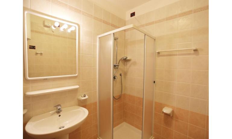 residence AI GINEPRI: C6/V - bathroom with a shower enclosure (example)