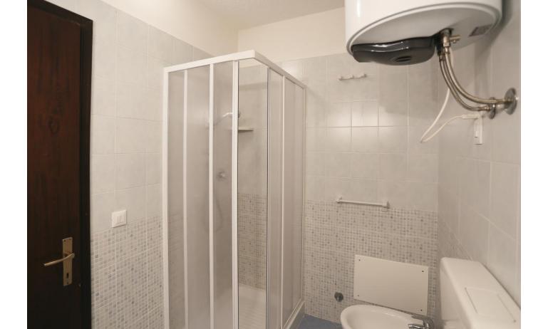 Ferienwohnungen HOLIDAY: B5 - Badezimmer mit Duschkabine (Beispiel)
