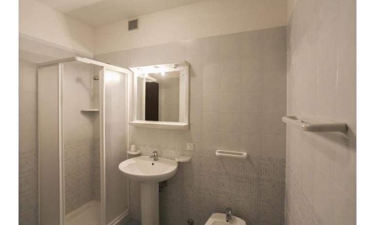 apartments HOLIDAY: C7 - bathroom with a shower enclosure (example)