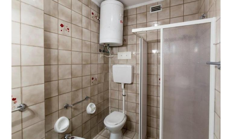 apartments LA ZATTERA: B4 - bathroom with a shower enclosure (example)