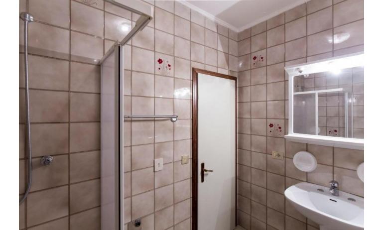 Ferienwohnungen LA ZATTERA: B4 - Badezimmer mit Duschkabine (Beispiel)