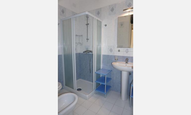 appartamenti LOS NIDOS: C6 - bagno con box doccia (esempio)