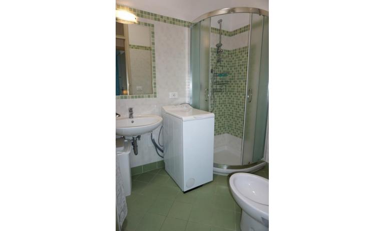 appartamenti LOS NIDOS: C6 - bagno con box doccia (esempio)