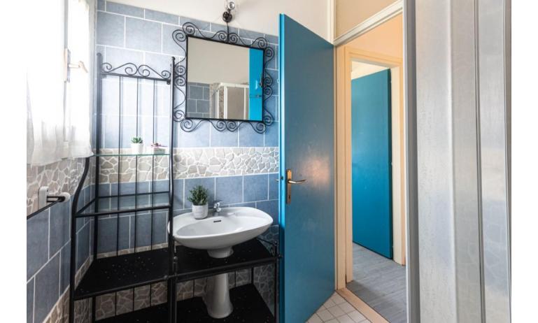 apartments LOS NIDOS: C6 - renewed bathroom (example)