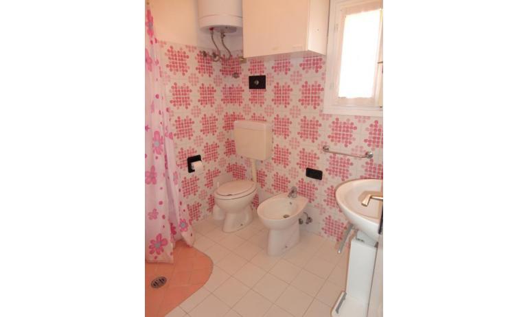 apartments LOS NIDOS: C6 - bathroom with shower-curtain (example)