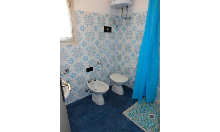 appartamenti LOS NIDOS: C6 - bagno con tenda (esempio)
