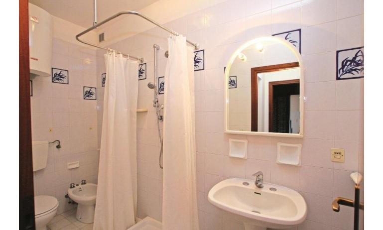 apartments SOGGIORNO ADRIATICO: B5 - bathroom with shower-curtain (example)
