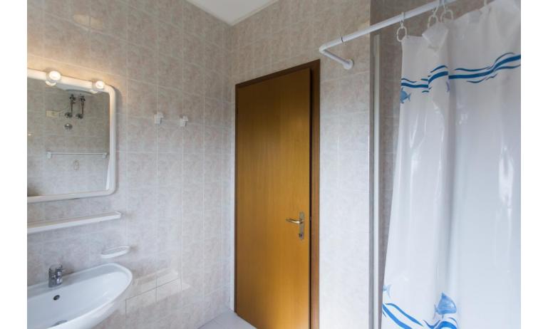résidence COSTA DEL SOL: B4 - salle de bain avec rideau de douche (exemple)