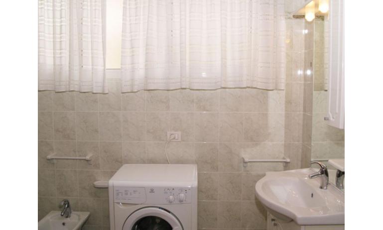 apartments LAURA: B4 - bathroom with washing machine (example)