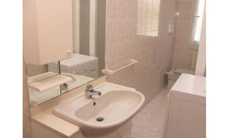 apartments LAURA: C6 - bathroom (example)
