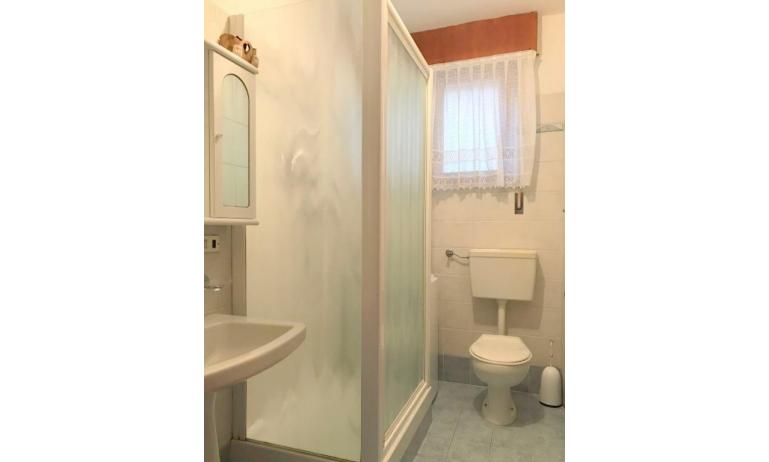 apartments OSCAR: C6 - bathroom with a shower enclosure (example)