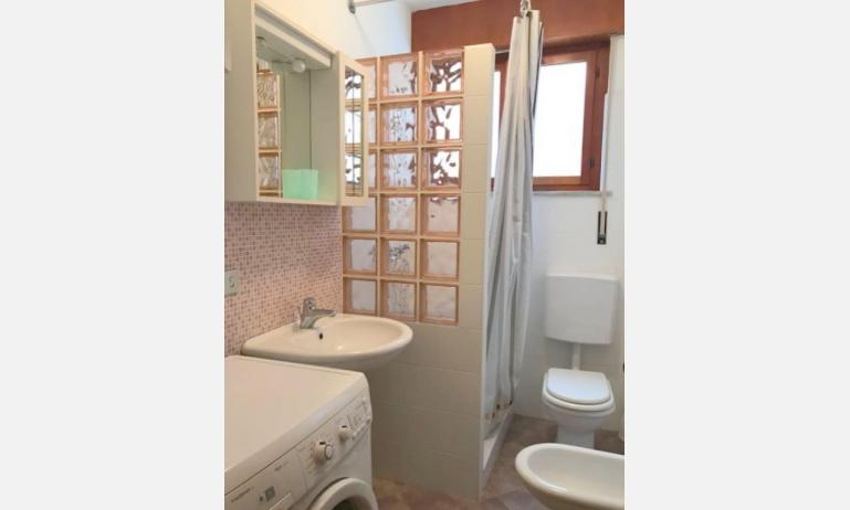 appartamenti OSCAR: C6 - bagno con lavatrice (esempio)