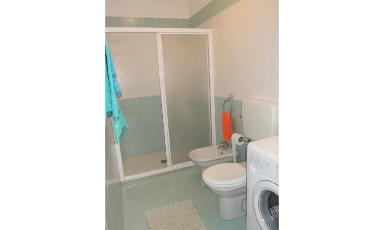 appartament ARGONAUTI: C7/2* - salle de bain avec cabine de douche (exemple)