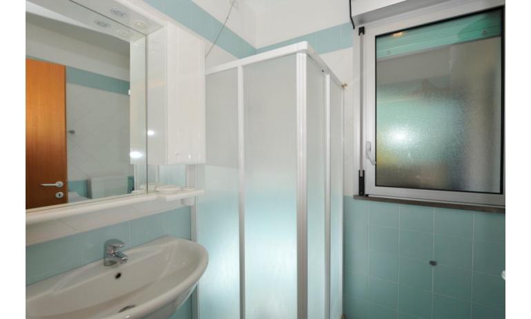Ferienwohnungen ARGONAUTI: B5* - Badezimmer mit Duschkabine (Beispiel)