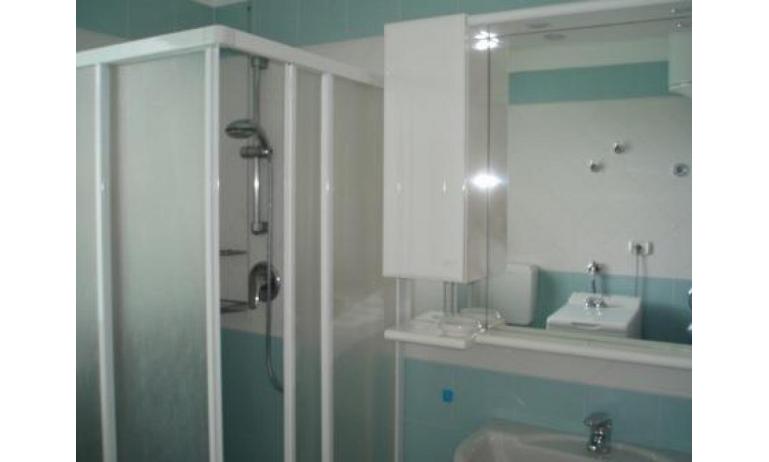 apartments ARGONAUTI: C7/1* - bathroom with a shower enclosure (example)