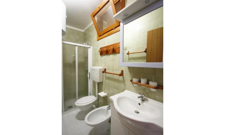 residence ITACA: B6* - bagno con box doccia (esempio)