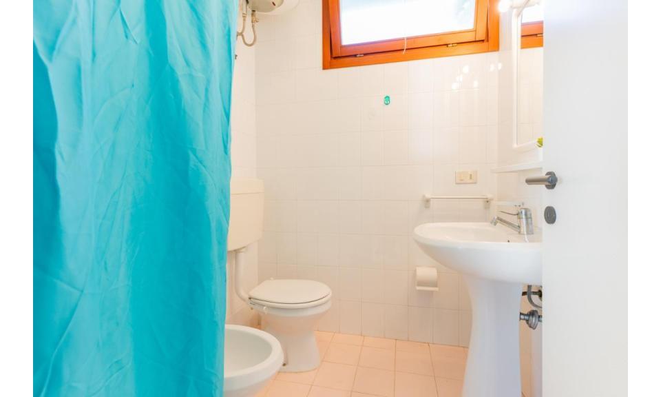 apartments MURANO: C6 - bathroom with shower-curtain (example)