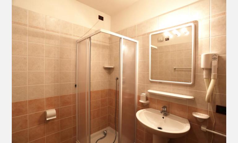 Residence AI PINI: C7 - Badezimmer mit Duschkabine (Beispiel)