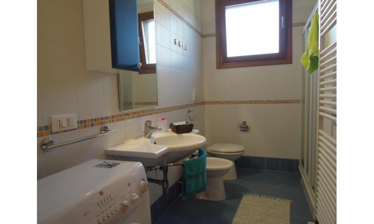 residence TULIPANO: C6 - bathroom with washing machine (example)