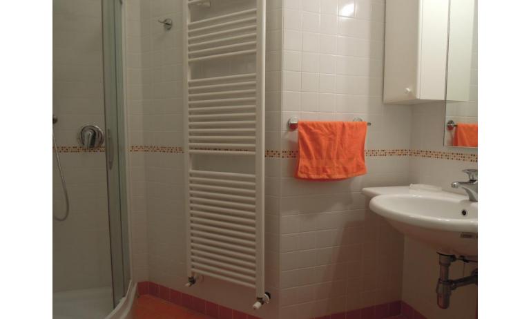 Residence TULIPANO: C6 - Badezimmer mit Duschkabine (Beispiel)