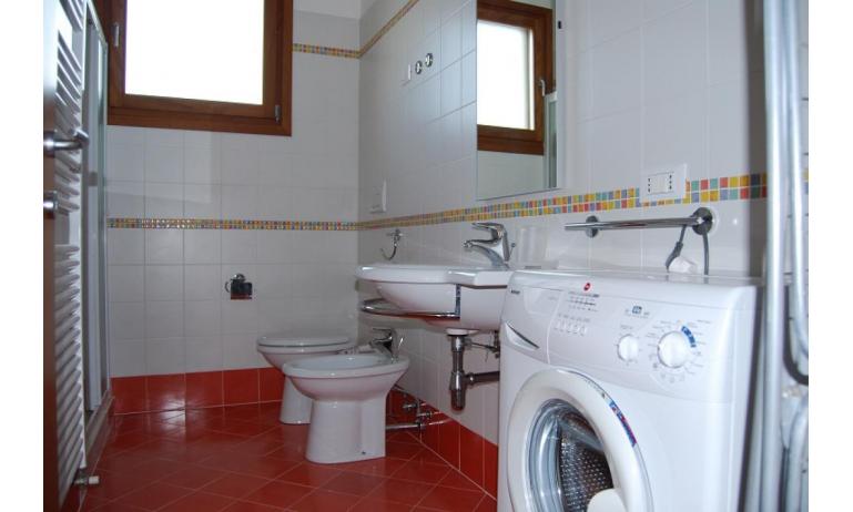 residence TULIPANO: D8 - bathroom with washing machine (example)