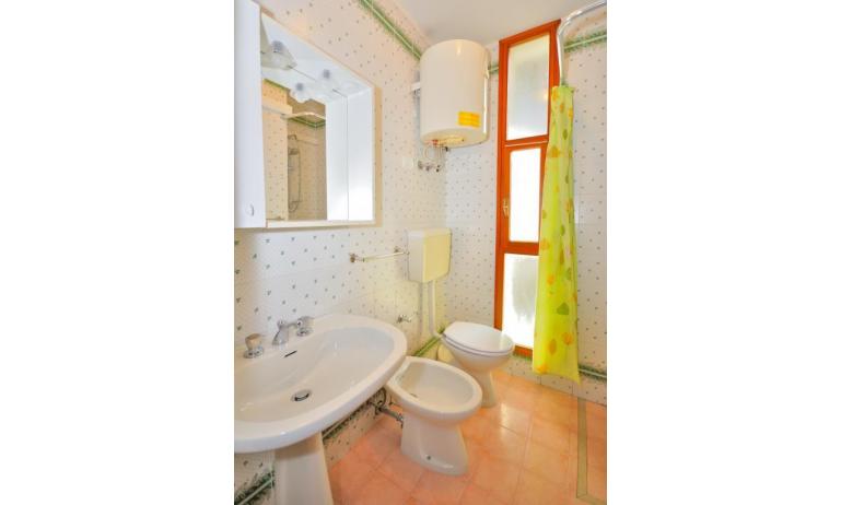 residence SPORTING: C6 - bathroom with shower-curtain (example)