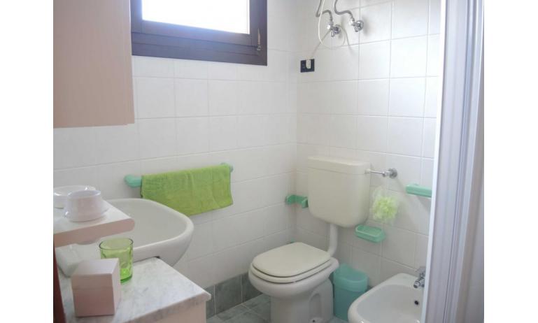 résidence LIA: D7* - salle de bain avec cabine de douche (exemple)