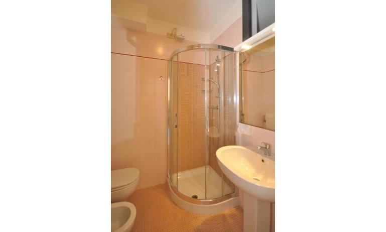 Residence LUXOR: A3 - Badezimmer mit Duschkabine (Beispiel)
