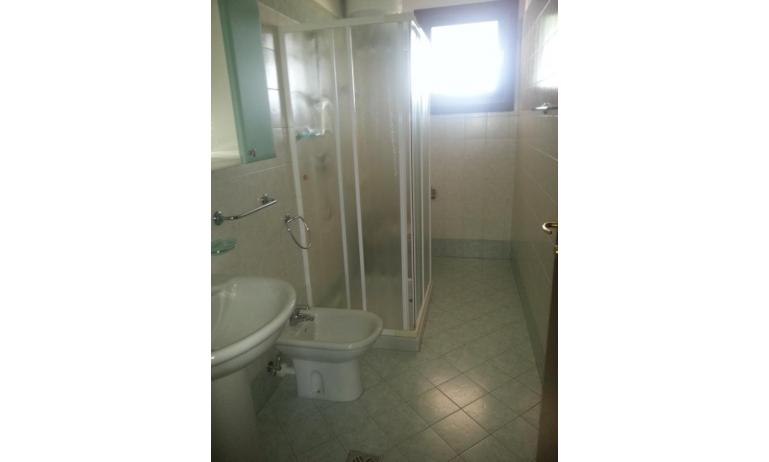 residence LEOPARDI: B5/1* - bathroom with a shower enclosure (example)