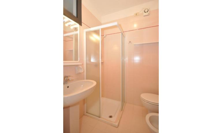 residence LUXOR: B5 - bathroom with a shower enclosure (example)