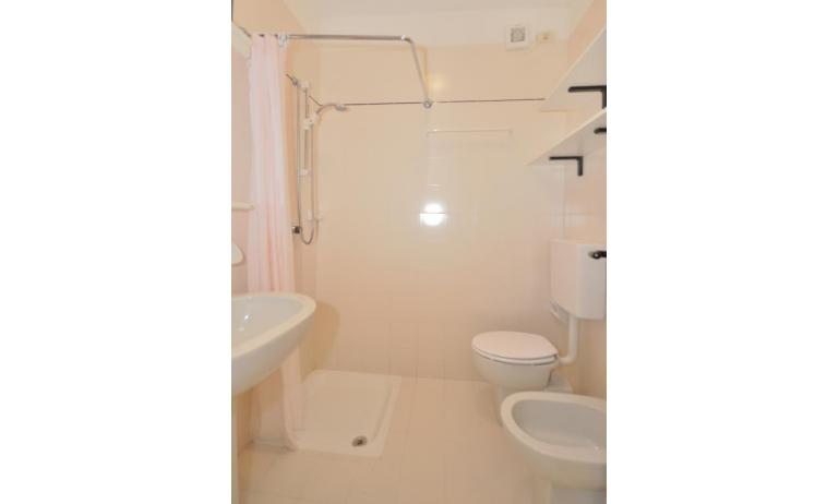 Residence LUXOR: B5 - Badezimmer mit Duschvorhang (Beispiel)