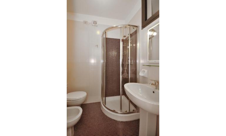residence LUXOR: B5/S - bagno con box doccia (esempio)