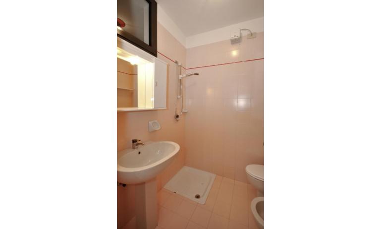 Residence LUXOR: B5/S - Badezimmer mit Duschvorhang (Beispiel)