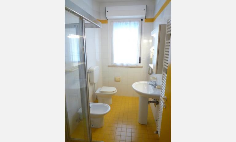 residence BALI: C4 - bagno con box doccia (esempio)