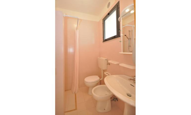 Residence LUXOR: C5 - Badezimmer mit Duschvorhang (Beispiel)