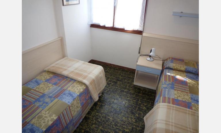 appartament GIARDINO: C6 - chambre avec deux lits (exemple)