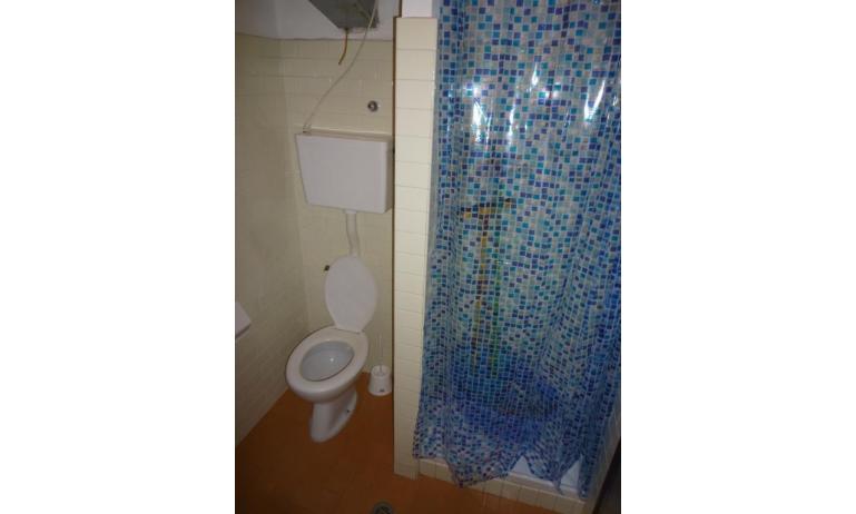 Ferienwohnungen GIARDINO: C6 - Badezimmer mit Duschvorhang (Beispiel)