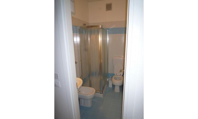 residence RUBINO: B4 - bathroom with a shower enclosure (example)