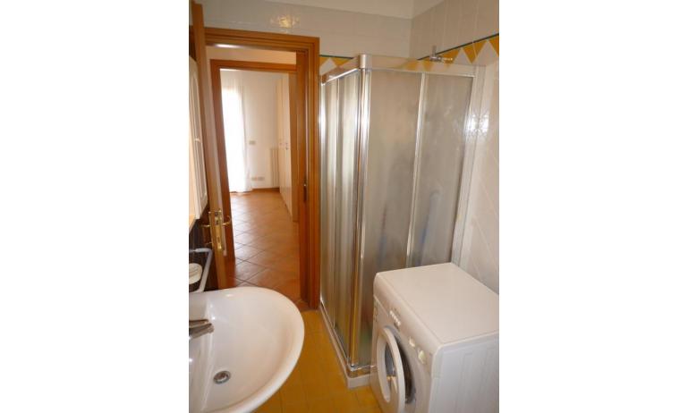 residence SAN MARCO: C4/1 - bathroom with washing machine (example)