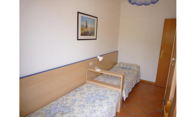 résidence SAN MARCO: C4/1 - chambre avec deux lits (exemple)