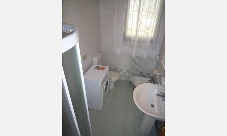 residence TAMERICI: C4 - bagno con box doccia (esempio)