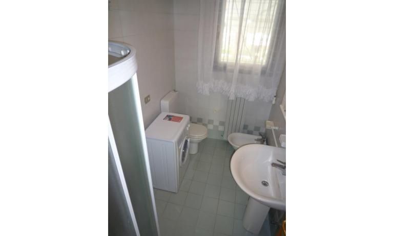 Residence TAMERICI: C4 - Badezimmer mit Duschkabine (Beispiel)