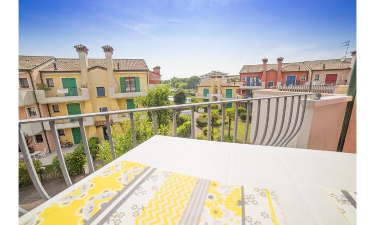 Residence LE GINESTRE: C4 - Balkon mit Aussicht (Beispiel)