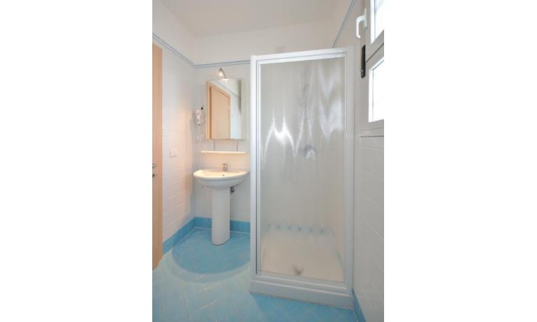 Ferienwohnungen MARA: C6/A - Badezimmer mit Duschkabine (Beispiel)
