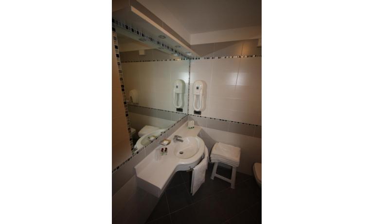 hotel MAREGOLF: Convenience - bathroom (example)
