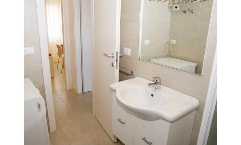 residence EQUILIO: B5 - bathroom (example)