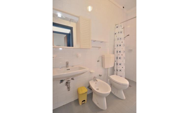 appartamenti CORMORAN: C6 - bagno con tenda (esempio)