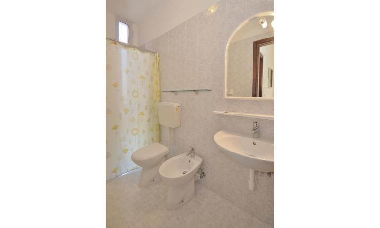 appartamenti CORMORAN: C6 - bagno con tenda (esempio)