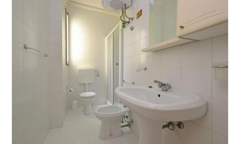 residence PARCO HEMINGWAY: B5/5H - bathroom with a shower enclosure (example)