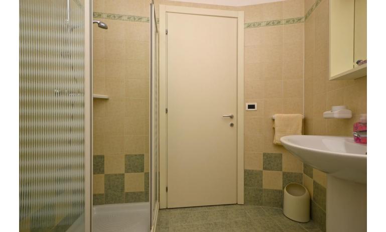 appartament VERDE: B4 - salle de bain avec cabine de douche (exemple)